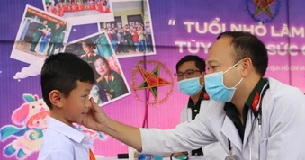 Đà Nẵng: Tặng quà và khám bệnh cho học sinh các trường dân tộc nội trú