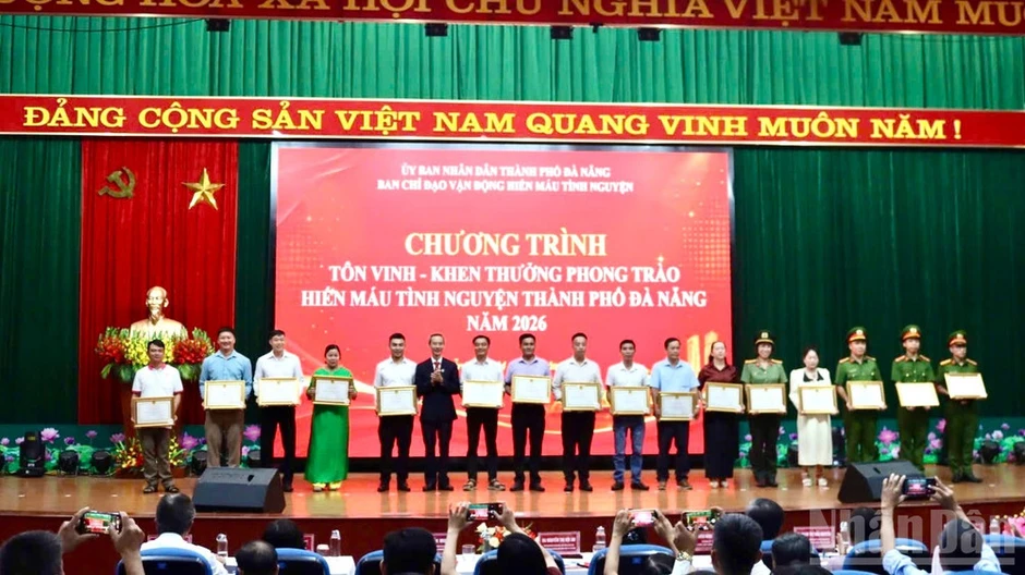Đà Nẵng: Tôn vinh các tập thể, gia đình và cá nhân hiến máu tình nguyện tiêu biểu Đà Nẵng: Tôn vinh các tập thể, gia đình và cá nhân hiến máu tình nguyện tiêu biểu