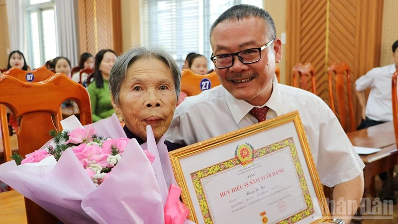 Đà Nẵng: Xã Sơn Cẩm Hà trao tặng Huy hiệu Đảng đợt 2/9/2026 Đà Nẵng: Xã Sơn Cẩm Hà trao tặng Huy hiệu Đảng đợt 2/9/2026
