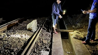 Đá tiếp tục rơi xuống đoạn đường sắt qua đèo Hải Vân, buộc phải ngừng chạy tàu