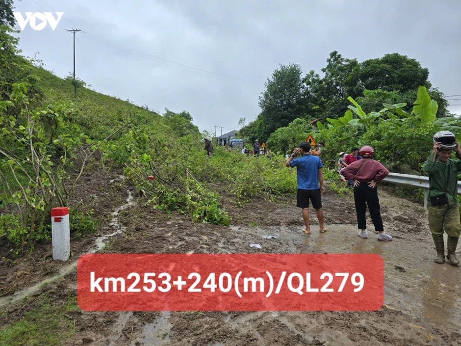 Đá từ taluy dương lăn xuống đường đè bẹp đầu ô tô, 1 người bị thương ở Sơn La
