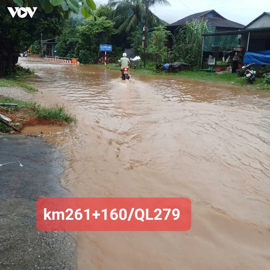 Đá từ taluy dương lăn xuống đường đè bẹp đầu ô tô, 1 người bị thương ở Sơn La