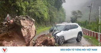Đá từ taluy dương lăn xuống đường đè bẹp đầu ô tô, 1 người bị thương ở Sơn La