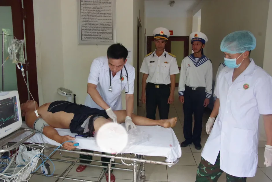 Đặc khu Trường Sa cấp cứu ngư dân bị đứt lìa cẳng chân Đặc khu Trường Sa cấp cứu ngư dân bị đứt lìa cẳng chân