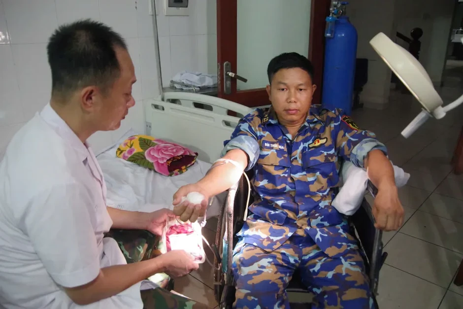 Đặc khu Trường Sa cấp cứu ngư dân bị đứt lìa cẳng chân Đặc khu Trường Sa cấp cứu ngư dân bị đứt lìa cẳng chân