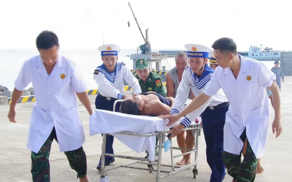 Đặc khu Trường Sa cấp cứu ngư dân bị đứt lìa cẳng chân Đặc khu Trường Sa cấp cứu ngư dân bị đứt lìa cẳng chân