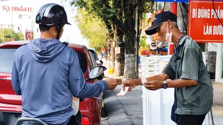 Đại biểu Quốc hội: Cần mức chi hoa hồng công bằng, minh bạch cho người bán vé số dạo Đại biểu Quốc hội: Cần mức chi hoa hồng công bằng, minh bạch cho người bán vé số dạo