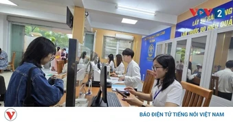 Đãi ngộ công chức: Tăng lương thôi chưa đủ
