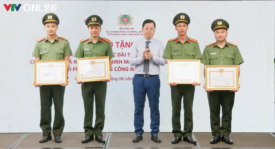 Đài THVN trao Bằng khen cho lực lượng triệt phá các đường dây xâm phạm bản quyền số Đài THVN trao Bằng khen cho lực lượng triệt phá các đường dây xâm phạm bản quyền số