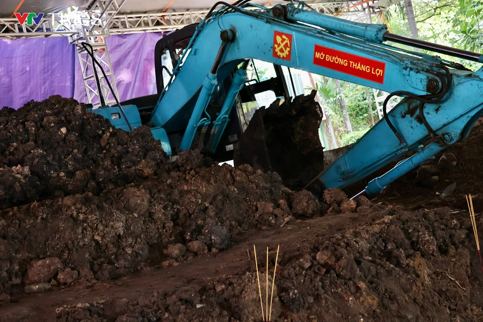Đại tướng Nguyễn Trọng Nghĩa kiểm tra công tác tìm kiếm hài cốt liệt sĩ tại Công viên Lê Thị Riêng Đại tướng Nguyễn Trọng Nghĩa kiểm tra công tác tìm kiếm hài cốt liệt sĩ tại Công viên Lê Thị Riêng