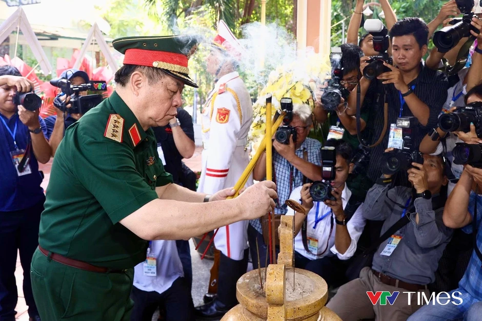 Đại tướng Nguyễn Trọng Nghĩa kiểm tra công tác tìm kiếm hài cốt liệt sĩ tại Công viên Lê Thị Riêng Đại tướng Nguyễn Trọng Nghĩa kiểm tra công tác tìm kiếm hài cốt liệt sĩ tại Công viên Lê Thị Riêng