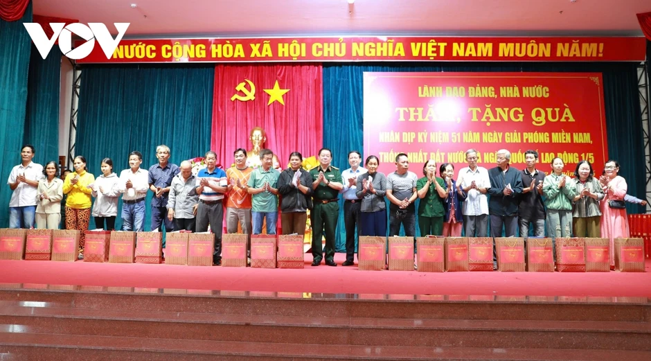 Đại tướng Nguyễn Trọng Nghĩa thăm, tặng quà người có công tại Gia Lai Đại tướng Nguyễn Trọng Nghĩa thăm, tặng quà người có công tại Gia Lai