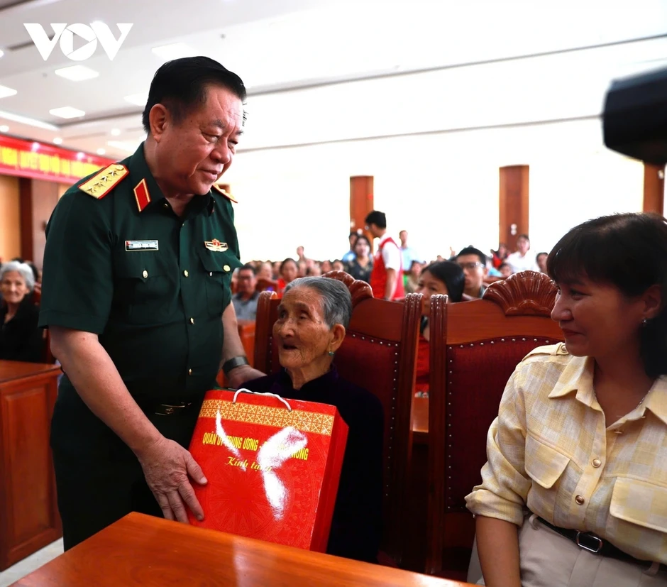 Đại tướng Nguyễn Trọng Nghĩa thăm, tặng quà người có công tại Gia Lai Đại tướng Nguyễn Trọng Nghĩa thăm, tặng quà người có công tại Gia Lai