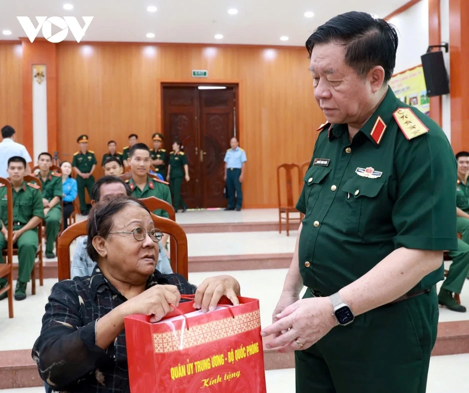Đại tướng Nguyễn Trọng Nghĩa tri ân gia đình chính sách tại Khánh Hòa Đại tướng Nguyễn Trọng Nghĩa tri ân gia đình chính sách tại Khánh Hòa