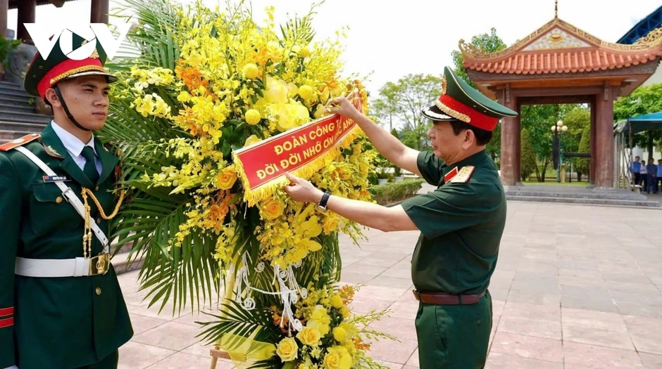 Đại tướng Phan Văn Giang dâng hương tưởng niệm 60 liệt sỹ TNXP Đại đội 915 Đại tướng Phan Văn Giang dâng hương tưởng niệm 60 liệt sỹ TNXP Đại đội 915