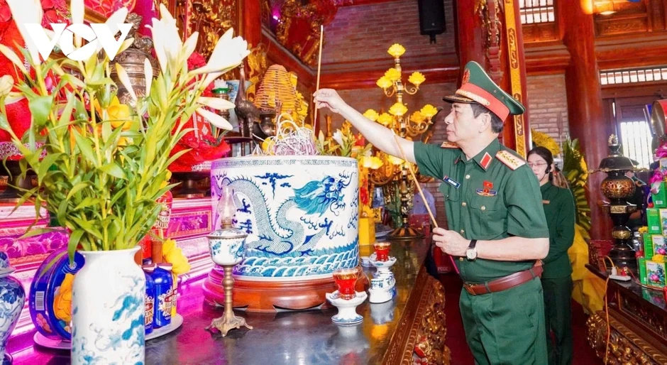 Đại tướng Phan Văn Giang dâng hương tưởng niệm 60 liệt sỹ TNXP Đại đội 915 Đại tướng Phan Văn Giang dâng hương tưởng niệm 60 liệt sỹ TNXP Đại đội 915