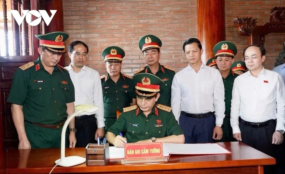 Đại tướng Phan Văn Giang dâng hương tưởng niệm 60 liệt sỹ TNXP Đại đội 915 Đại tướng Phan Văn Giang dâng hương tưởng niệm 60 liệt sỹ TNXP Đại đội 915