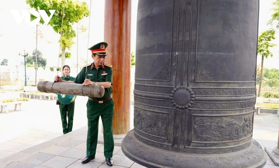 Đại tướng Phan Văn Giang dâng hương tưởng niệm 60 liệt sỹ TNXP Đại đội 915 Đại tướng Phan Văn Giang dâng hương tưởng niệm 60 liệt sỹ TNXP Đại đội 915