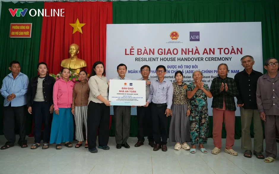 Đắk Lắk bàn giao nhà an toàn cho người dân vùng lũ Đắk Lắk bàn giao nhà an toàn cho người dân vùng lũ