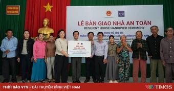 Đắk Lắk bàn giao nhà an toàn cho người dân vùng lũ