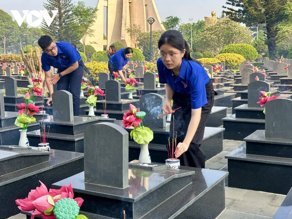 Đắk Lắk dâng hương tưởng nhớ các Anh hùng liệt sĩ Đắk Lắk dâng hương tưởng nhớ các Anh hùng liệt sĩ