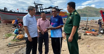 Đắk Lắk kịp thời động viên, hỗ trợ ngư dân có tàu bị cháy