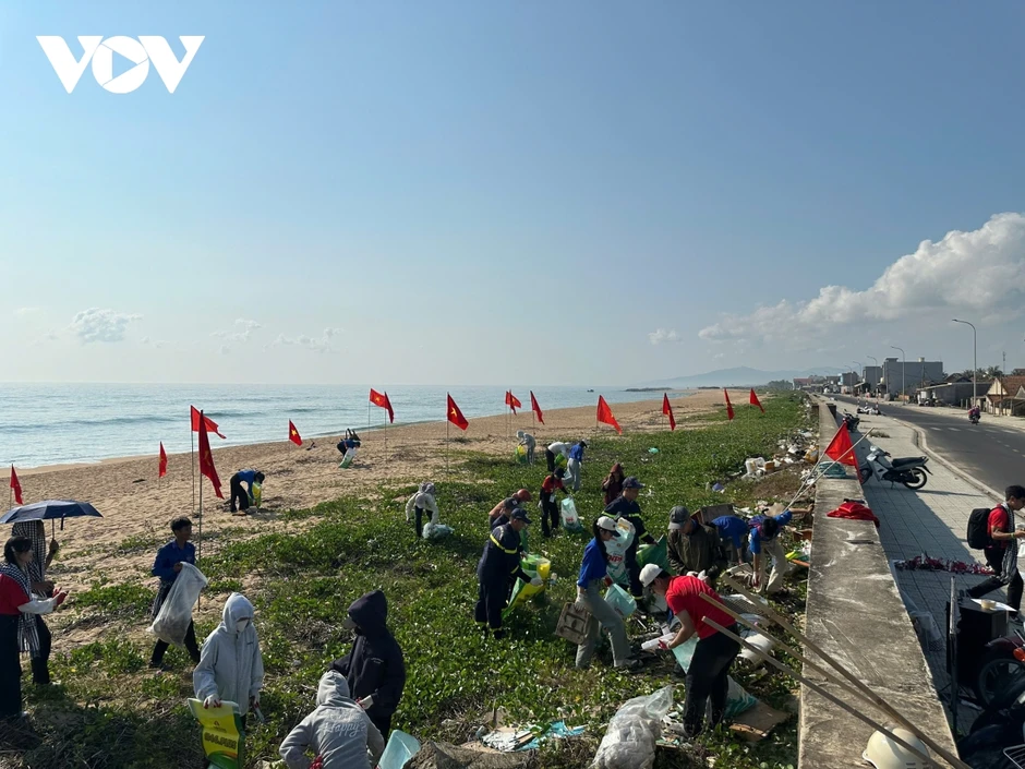 Đắk Lắk làm sạch bãi biển hưởng ứng "Earth Day Việt Nam 2026" Đắk Lắk làm sạch bãi biển hưởng ứng "Earth Day Việt Nam 2026"