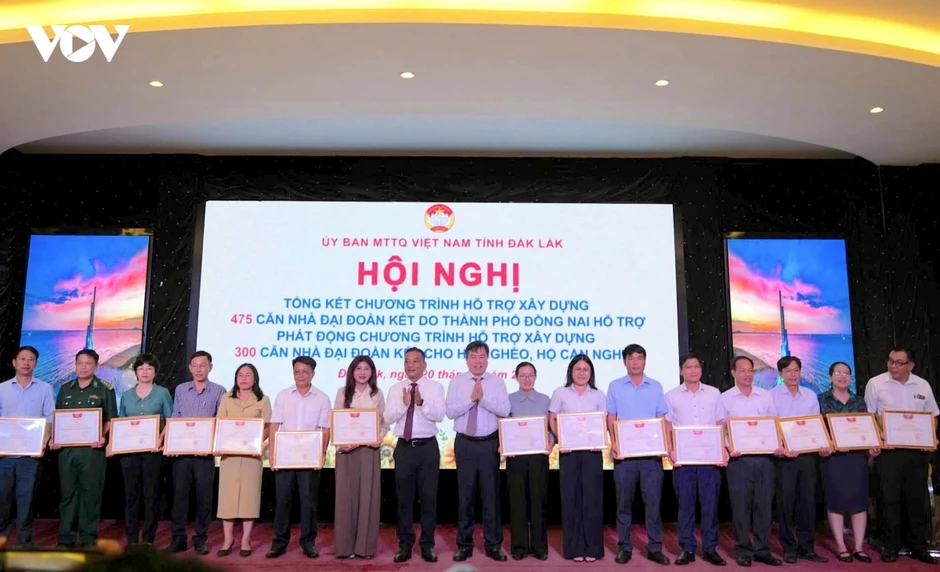 Đắk Lắk phát động hỗ trợ xây dựng thêm 300 nhà Đại đoàn kết tặng hộ nghèo Đắk Lắk phát động hỗ trợ xây dựng thêm 300 nhà Đại đoàn kết tặng hộ nghèo