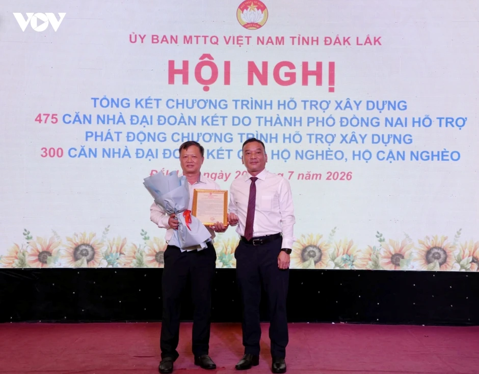 Đắk Lắk phát động hỗ trợ xây dựng thêm 300 nhà Đại đoàn kết tặng hộ nghèo Đắk Lắk phát động hỗ trợ xây dựng thêm 300 nhà Đại đoàn kết tặng hộ nghèo