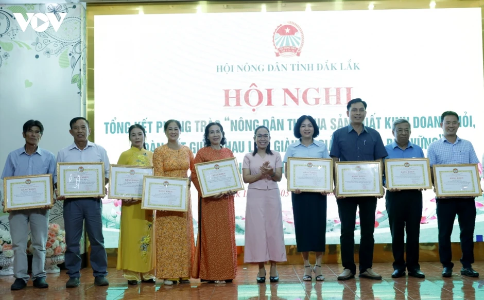 Đắk Lắk phát động phong trào nông dân thi đua gắn với chuyển đổi số Đắk Lắk phát động phong trào nông dân thi đua gắn với chuyển đổi số