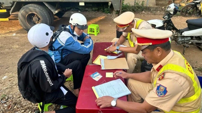 Đắk Lắk tăng cường tối đa các biện pháp bảo đảm trật tự an toàn giao thông trong dịp lễ 30/4 và 1/5 Đắk Lắk tăng cường tối đa các biện pháp bảo đảm trật tự an toàn giao thông trong dịp lễ 30/4 và 1/5