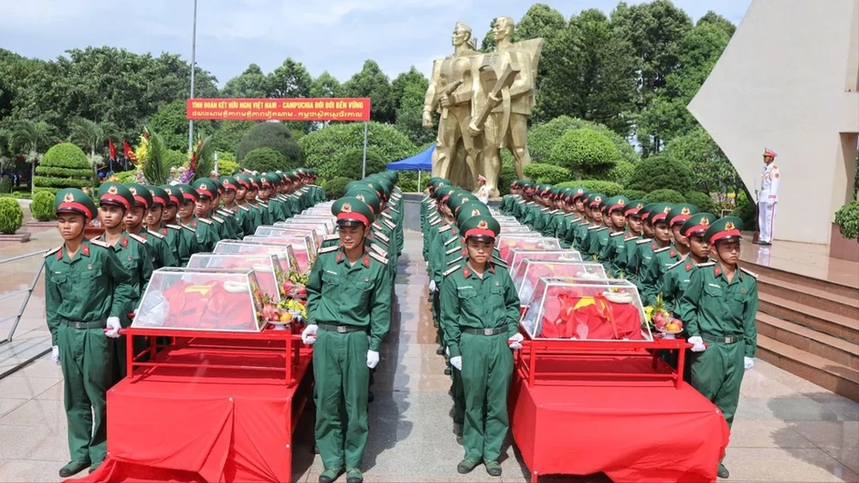 Đắk Lắk: Tổ chức lễ đón nhận, an táng 27 hài cốt liệt sĩ hy sinh ở Campuchia Đắk Lắk: Tổ chức lễ đón nhận, an táng 27 hài cốt liệt sĩ hy sinh ở Campuchia