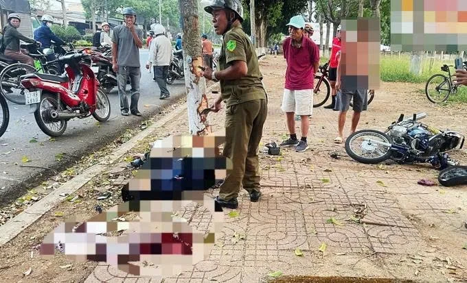 Đắk Lắk: Xe máy chở 3 tông vào gốc cây, 2 người tử vong Đắk Lắk: Xe máy chở 3 tông vào gốc cây, 2 người tử vong