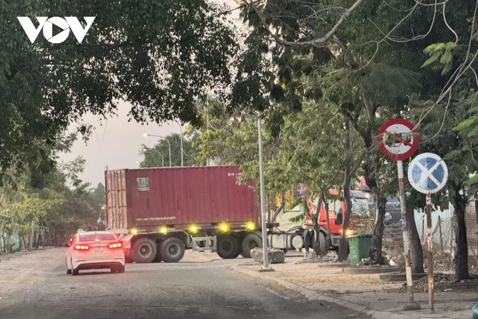 Dân 10 năm kêu cứu vì bãi xe tải giữa khu dân cư ở phường Phú Mỹ Dân 10 năm kêu cứu vì bãi xe tải giữa khu dân cư ở phường Phú Mỹ