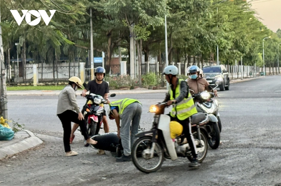 Dân 10 năm kêu cứu vì bãi xe tải giữa khu dân cư ở phường Phú Mỹ Dân 10 năm kêu cứu vì bãi xe tải giữa khu dân cư ở phường Phú Mỹ
