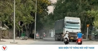 Dân 10 năm kêu cứu vì bãi xe tải giữa khu dân cư ở phường Phú Mỹ