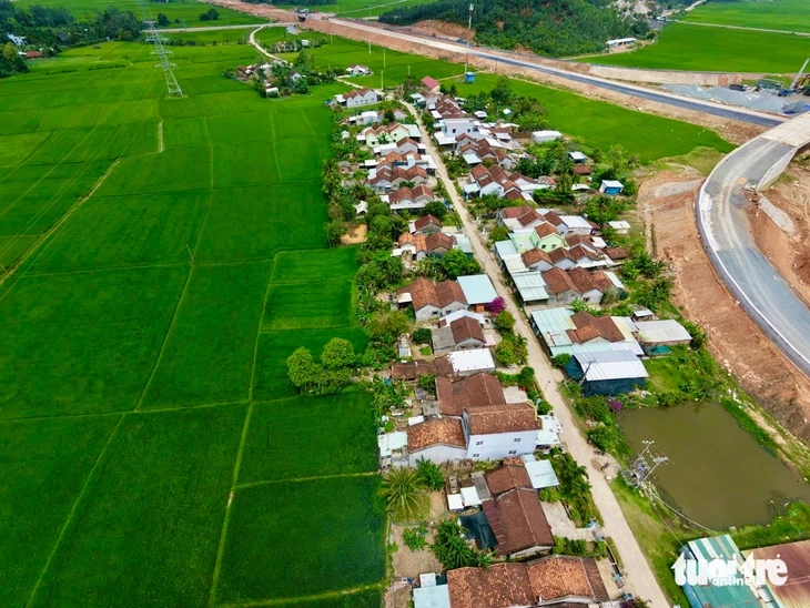 Dân đề nghị sớm bồi thường do thi công cao tốc Chí Thạnh - Vân Phong gây nứt nhà Dân đề nghị sớm bồi thường do thi công cao tốc Chí Thạnh - Vân Phong gây nứt nhà