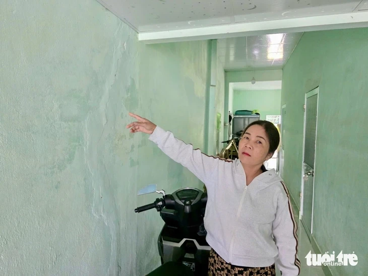 Dân đề nghị sớm bồi thường do thi công cao tốc Chí Thạnh - Vân Phong gây nứt nhà Dân đề nghị sớm bồi thường do thi công cao tốc Chí Thạnh - Vân Phong gây nứt nhà