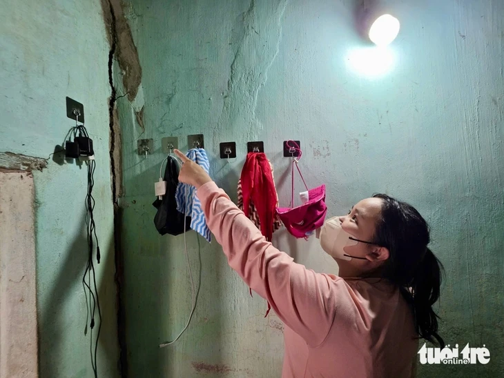 Dân đề nghị sớm bồi thường do thi công cao tốc Chí Thạnh - Vân Phong gây nứt nhà Dân đề nghị sớm bồi thường do thi công cao tốc Chí Thạnh - Vân Phong gây nứt nhà
