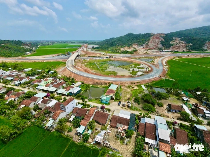 Dân đề nghị sớm bồi thường do thi công cao tốc Chí Thạnh - Vân Phong gây nứt nhà Dân đề nghị sớm bồi thường do thi công cao tốc Chí Thạnh - Vân Phong gây nứt nhà