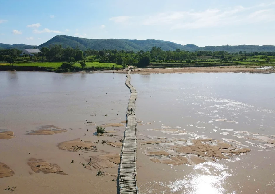 Dân lấy thùng phuy, ván gỗ làm cầu phao vượt sông Ba lên rẫy Dân lấy thùng phuy, ván gỗ làm cầu phao vượt sông Ba lên rẫy