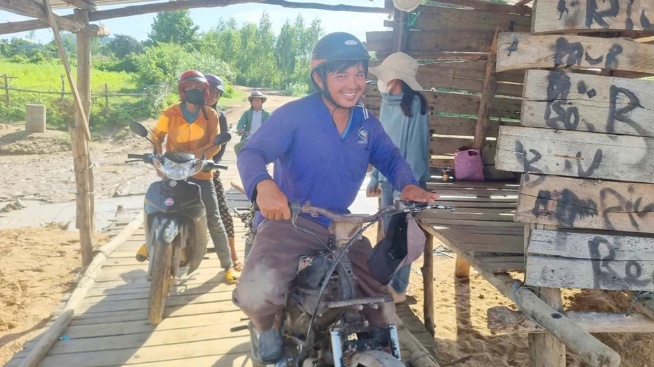 Dân lấy thùng phuy, ván gỗ làm cầu phao vượt sông Ba lên rẫy Dân lấy thùng phuy, ván gỗ làm cầu phao vượt sông Ba lên rẫy