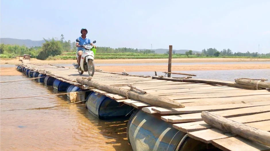 Dân lấy thùng phuy, ván gỗ làm cầu phao vượt sông Ba lên rẫy Dân lấy thùng phuy, ván gỗ làm cầu phao vượt sông Ba lên rẫy