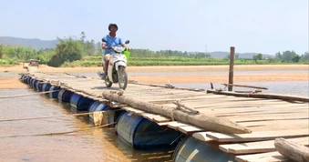 Dân lấy thùng phuy, ván gỗ làm cầu phao vượt sông Ba lên rẫy