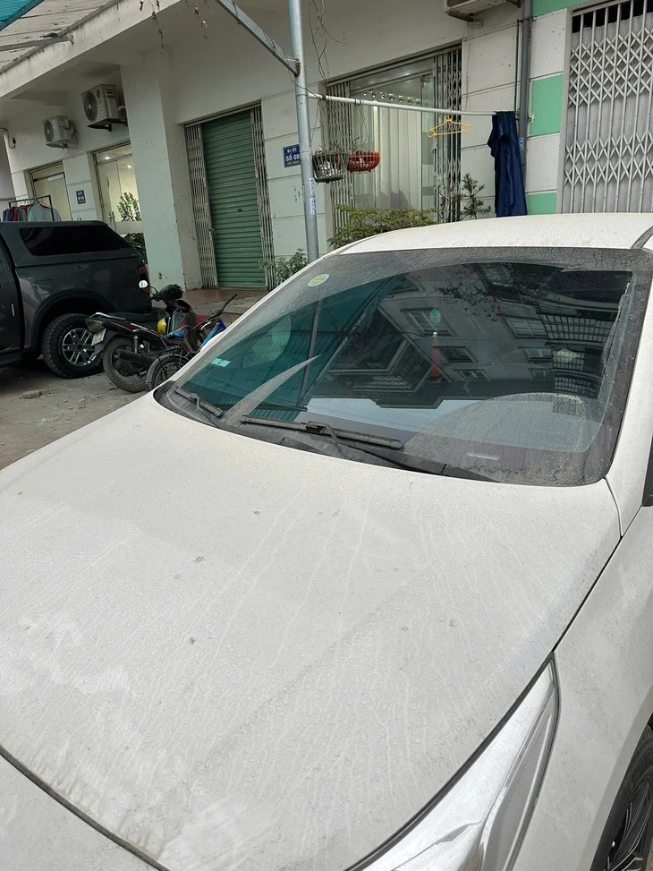 Dân một chung cư ở Hà Nội khổ sở vì sống cạnh trạm trộn bê tông
