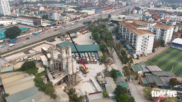 Dân một chung cư ở Hà Nội khổ sở vì sống cạnh trạm trộn bê tông