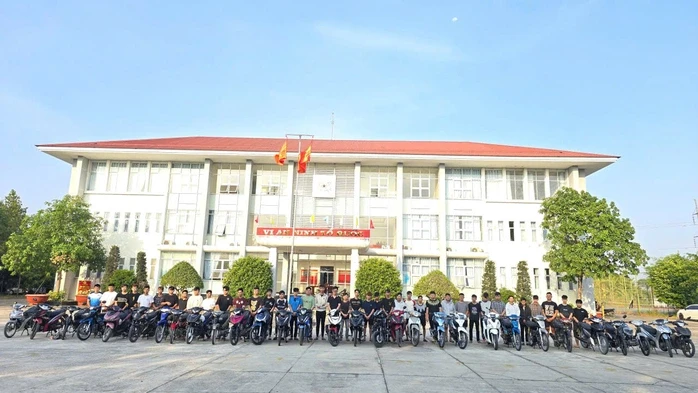 Dàn xe lạng lách trên Quốc lộ 50, hàng chục thanh niên bị mời làm việc Dàn xe lạng lách trên Quốc lộ 50, hàng chục thanh niên bị mời làm việc
