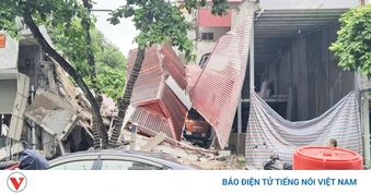 Đang cải tạo, 2 căn nhà bất ngờ đổ sập giữa trung tâm phường Bắc Giang