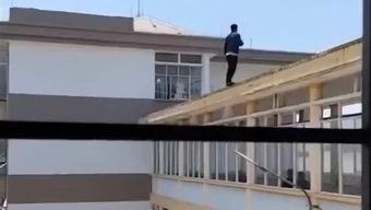 Đang chăm sóc vợ tại bệnh viện, người đàn ông bỗng nhảy từ tầng cao xuống đất