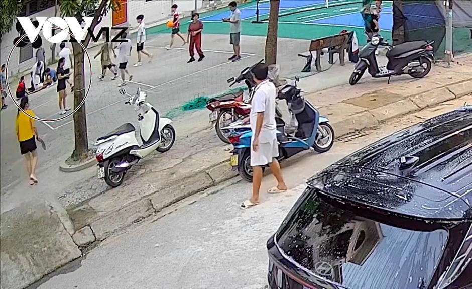 Đang dạo cùng con, bác sĩ kịp thời cứu sống người đàn ông ngã quỵ trên sân bóng Đang dạo cùng con, bác sĩ kịp thời cứu sống người đàn ông ngã quỵ trên sân bóng